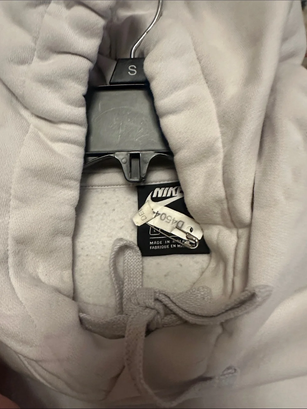 Nike Men's White Pullover Hoodie with Small Logo